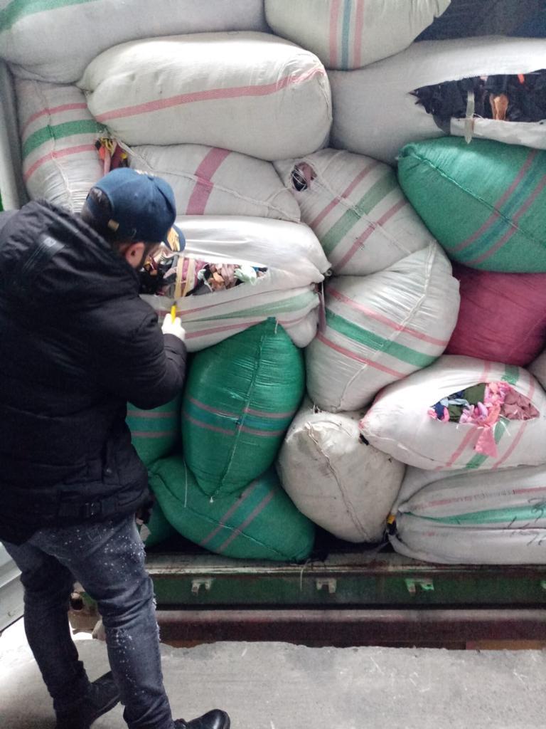 România, groapa de gunoi a Europei. 15,5 tone de deșeuri textile din fibre sintetice din Indonezia, descoperite în Portul Constanța