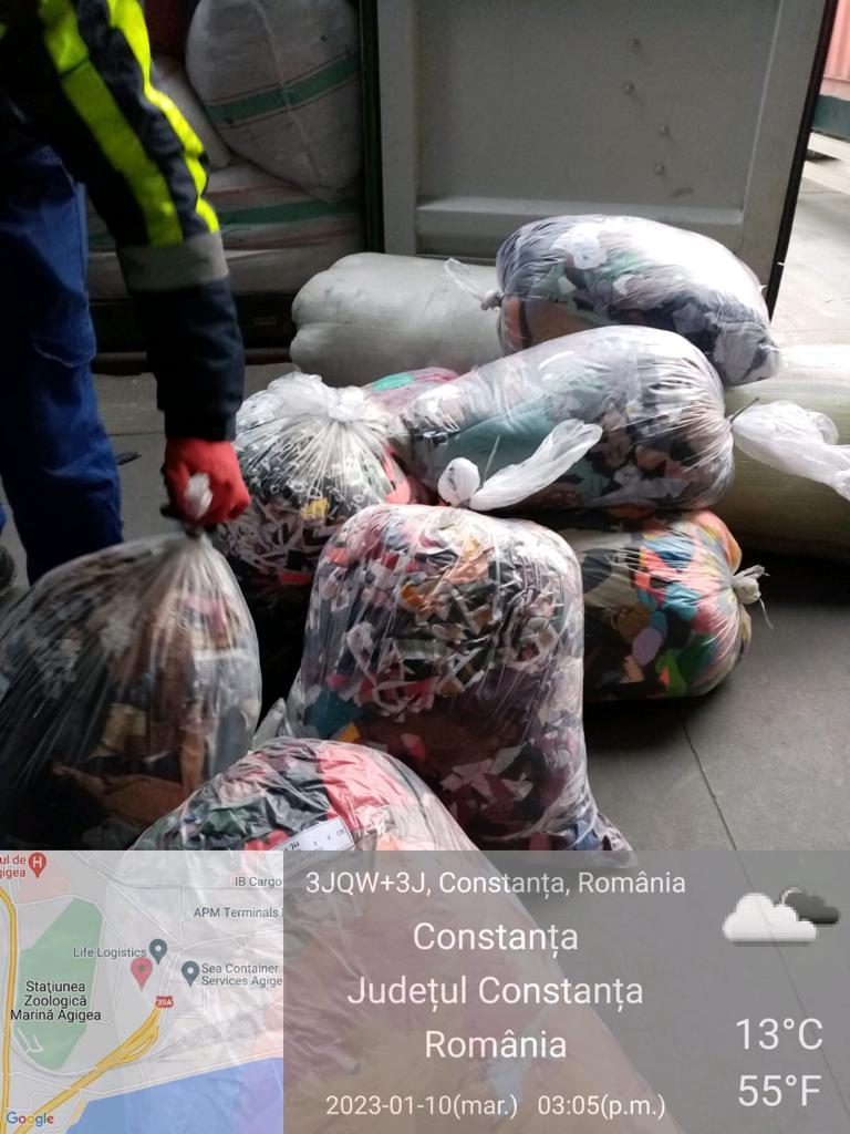 România, groapa de gunoi a Europei. 15,5 tone de deșeuri textile din fibre sintetice din Indonezia, descoperite în Portul Constanța 18819777