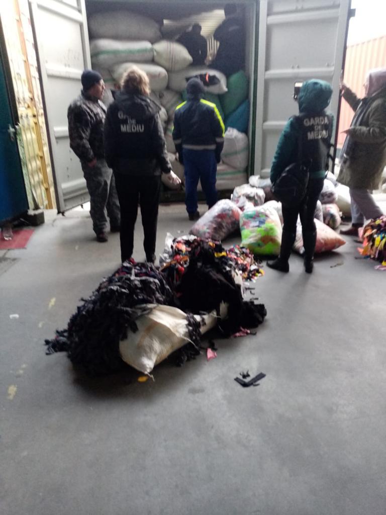 România, groapa de gunoi a Europei. 15,5 tone de deșeuri textile din fibre sintetice din Indonezia, descoperite în Portul Constanța 18819779