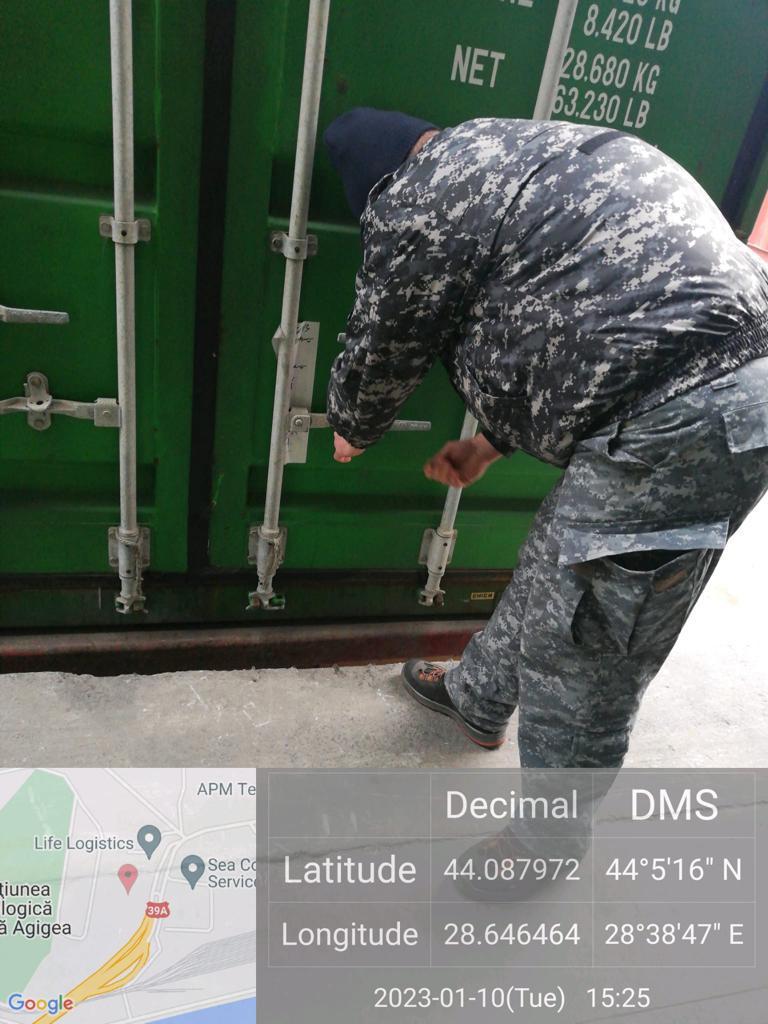 România, groapa de gunoi a Europei. 15,5 tone de deșeuri textile din fibre sintetice din Indonezia, descoperite în Portul Constanța 18819780