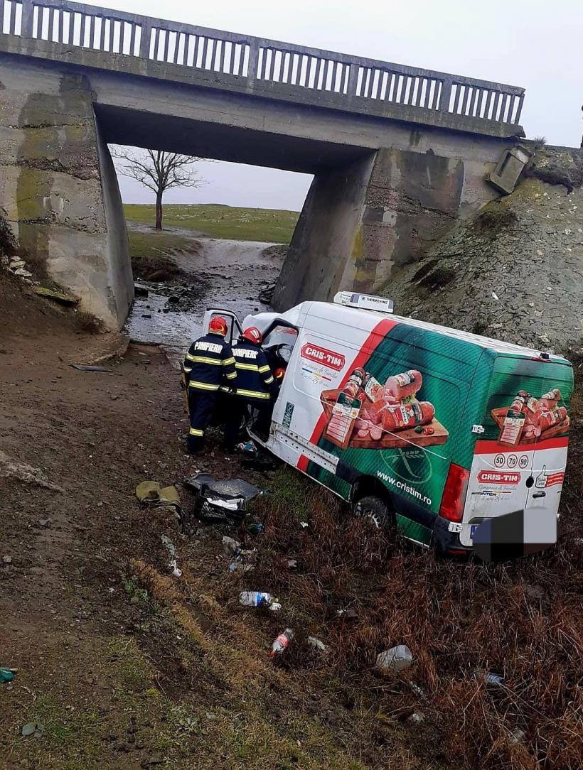 Accident pe DJ226A, la ieșire din Râmnicu de Jos spre Cogealac. O dubă a căzut într-o râpă. Șoferul a fost rănit 18819858