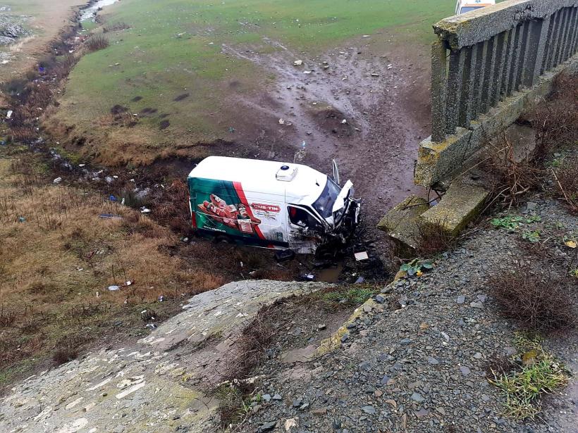 Accident pe DJ226A, la ieșire din Râmnicu de Jos spre Cogealac. O dubă a căzut într-o râpă. Șoferul a fost rănit 18819859