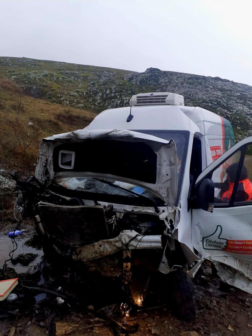 Accident pe DJ226A, la ieșire din Râmnicu de Jos spre Cogealac. O dubă a căzut într-o râpă. Șoferul a fost rănit 18819860