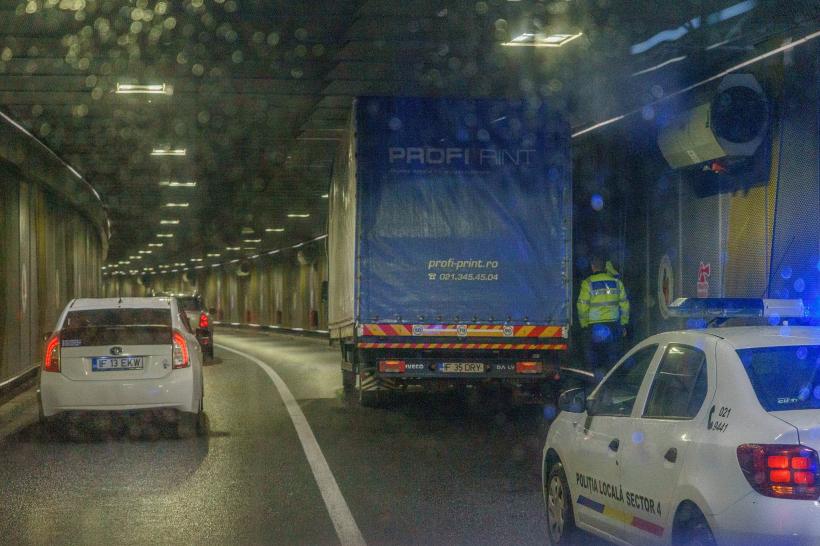 Camion blocat în Pasajul Unirii! 18819854