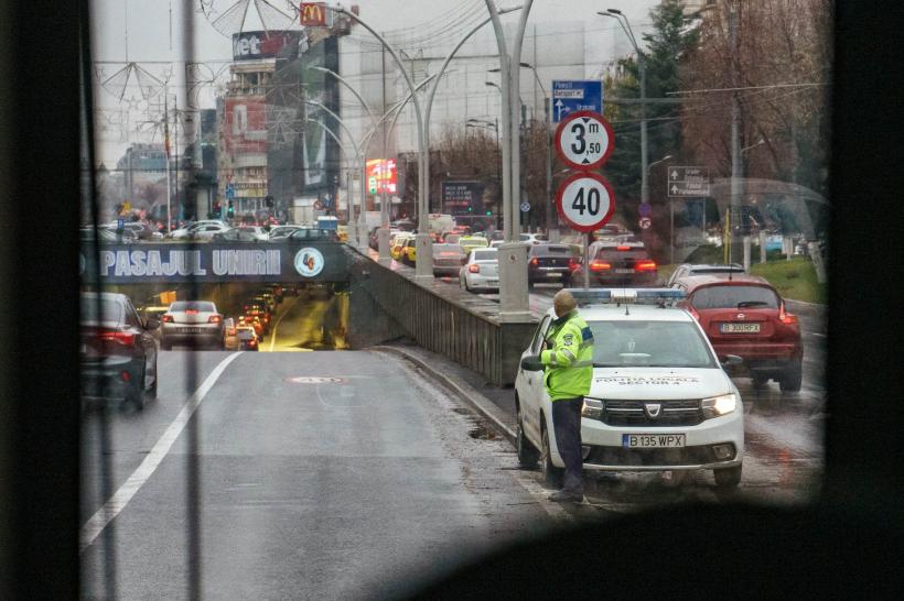 Camion blocat în Pasajul Unirii! 18819856