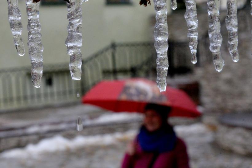 Ploaia înghețată se extinde în România. Cod galben de polei în 10 județe 18819891