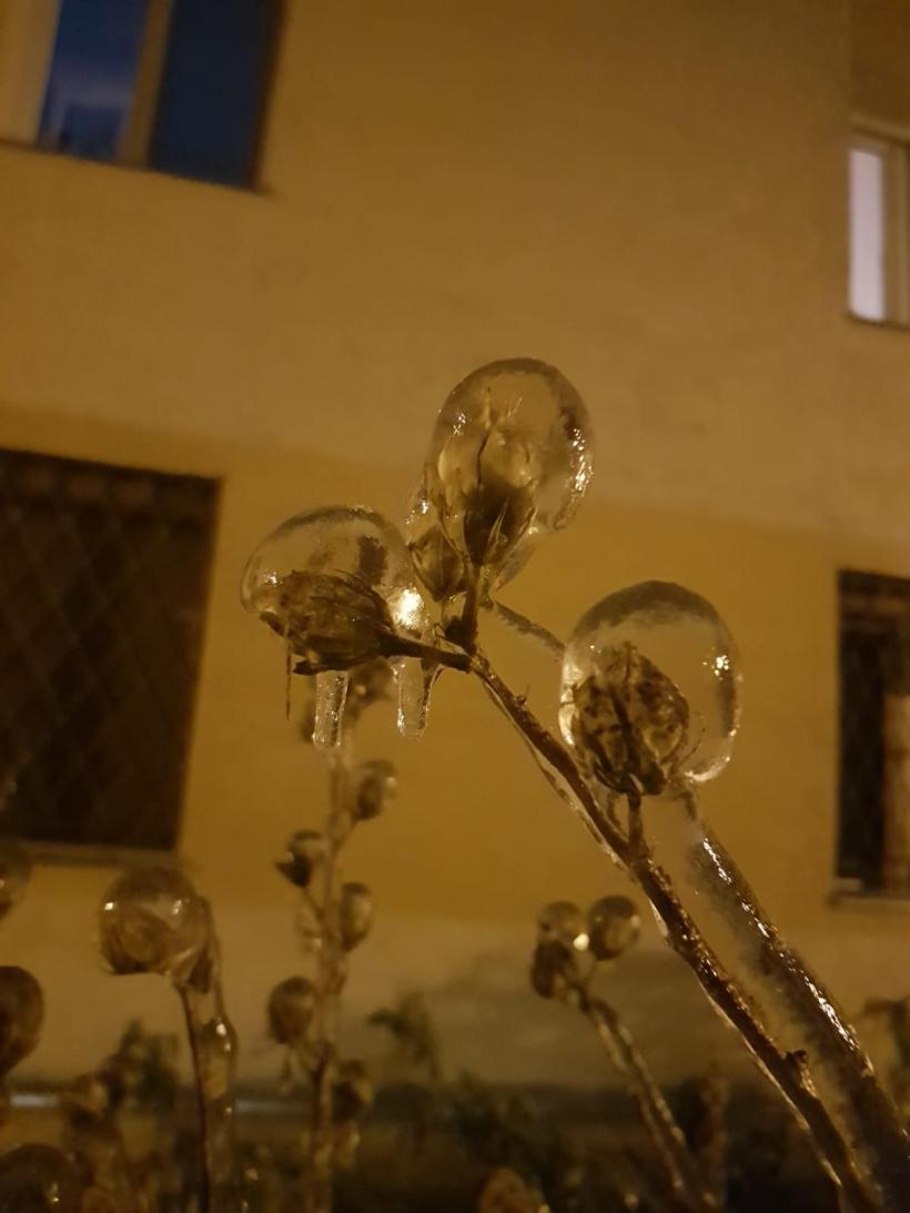 Ploaia înghețată se extinde în România. Cod galben de polei în 10 județe 18819893