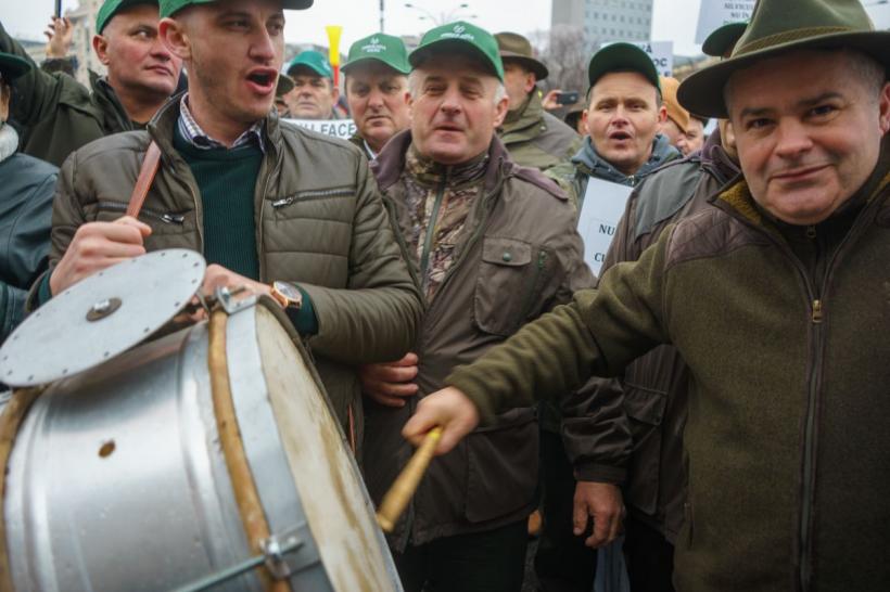 Protest de amploare în Capitală: "Nu distrugeți pădurile României!" 18819874