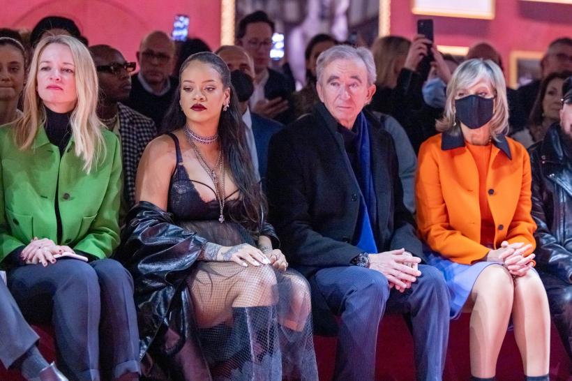 Unde lucrează fiica celui mai bogat om din lume? 18819807