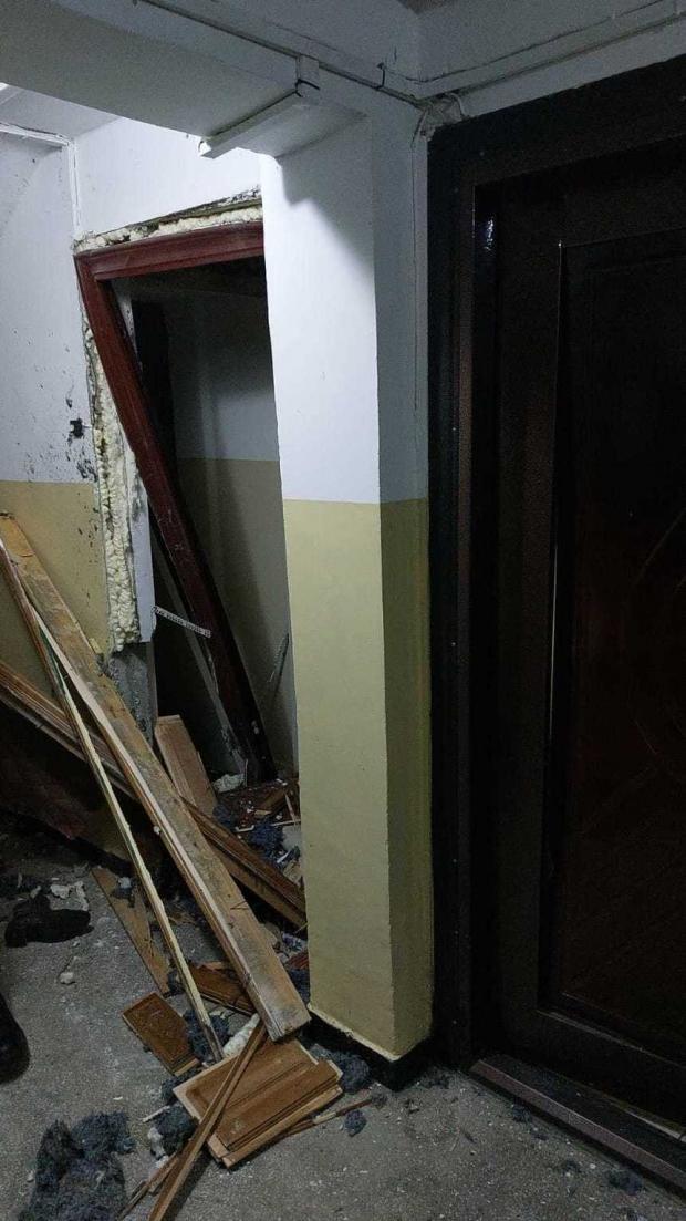 Explozie puternică într-un bloc din Pitești: mai multe apartamente și o mașină, distruse