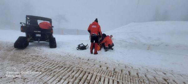 Accident pe pârtie: Dornic de aventură, s-a rănit pe domeniul schiabil închis din Brașov! 18820223