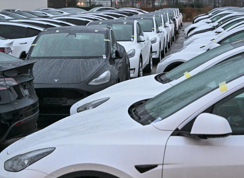 Tesla scade prețurile mașinilor în SUA şi Europa pentru a stimula vânzările