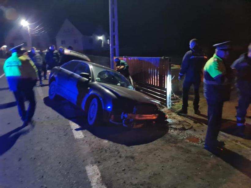 Accident groaznic: o mașină a intrat într-un cap de pod. Cinci victime sunt asistate de medici  18820518
