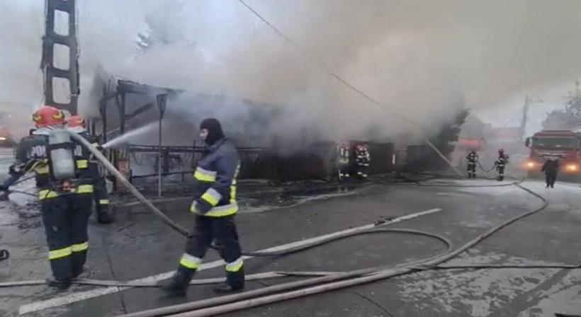 Video: Incendiu violent la o casă și un magazin, lângă București 18820499