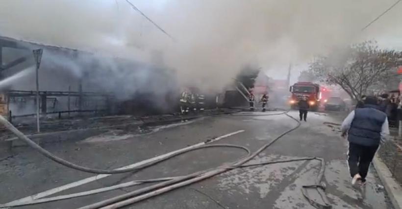 Video: Incendiu violent la o casă și un magazin, lângă București 18820500