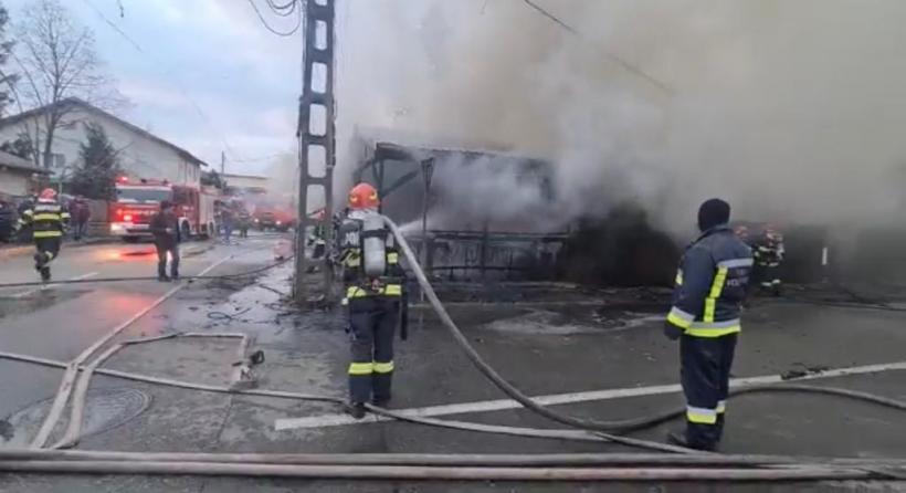 Video: Incendiu violent la o casă și un magazin, lângă București