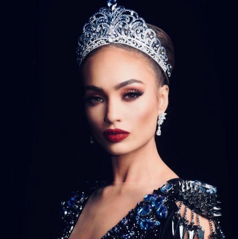 Frumoasa R'Bonney Gabriel, noua Miss Univers, a purtat o pelerină confecționată din sticle de plastic