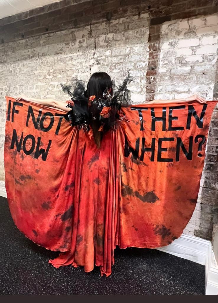 Frumoasa R'Bonney Gabriel, noua Miss Univers, a purtat o pelerină confecționată din sticle de plastic 18820537