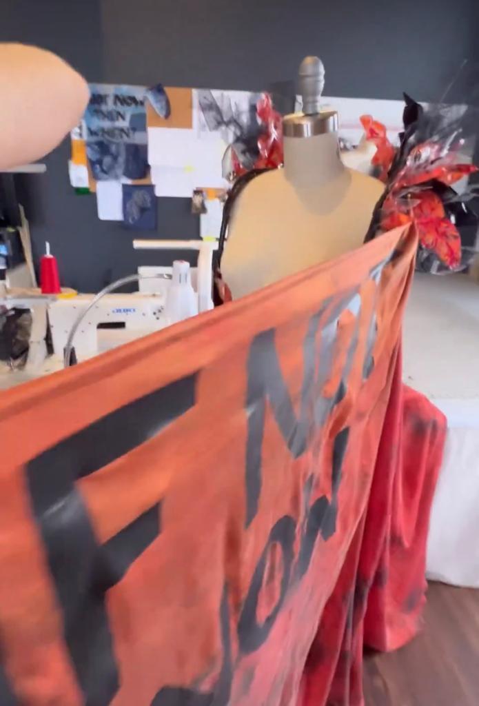 Frumoasa R'Bonney Gabriel, noua Miss Univers, a purtat o pelerină confecționată din sticle de plastic 18820538