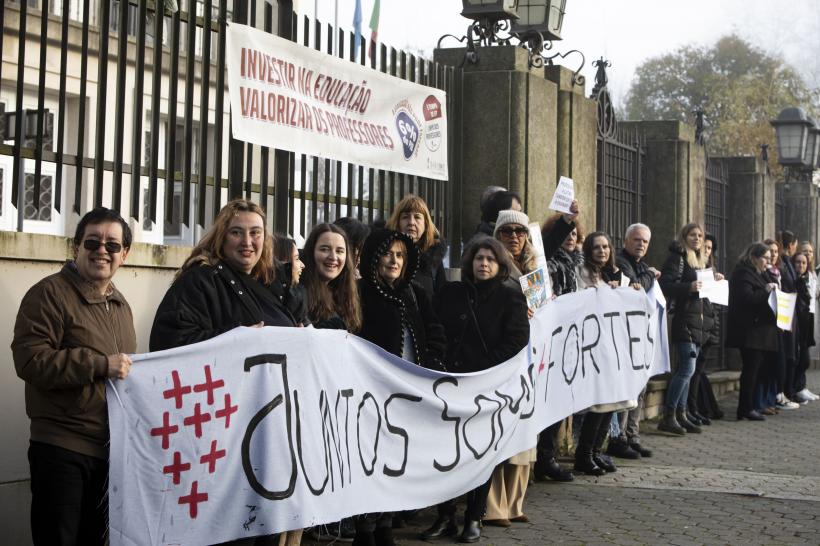 Zeci de mii de profesori au protestat la Lisabona solicitând salarii mai mari 18820398