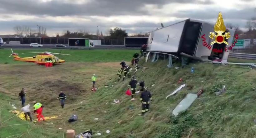 Șapte persoane rănite, între care și minori, după ce un autocar plin cu pasageri români s-a răsturnat, în Italia