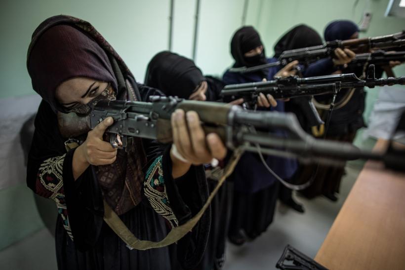 O femeie, fost deputat afgan de 32 de ani și garda sa de corp au fost împușcați mortal 18820554