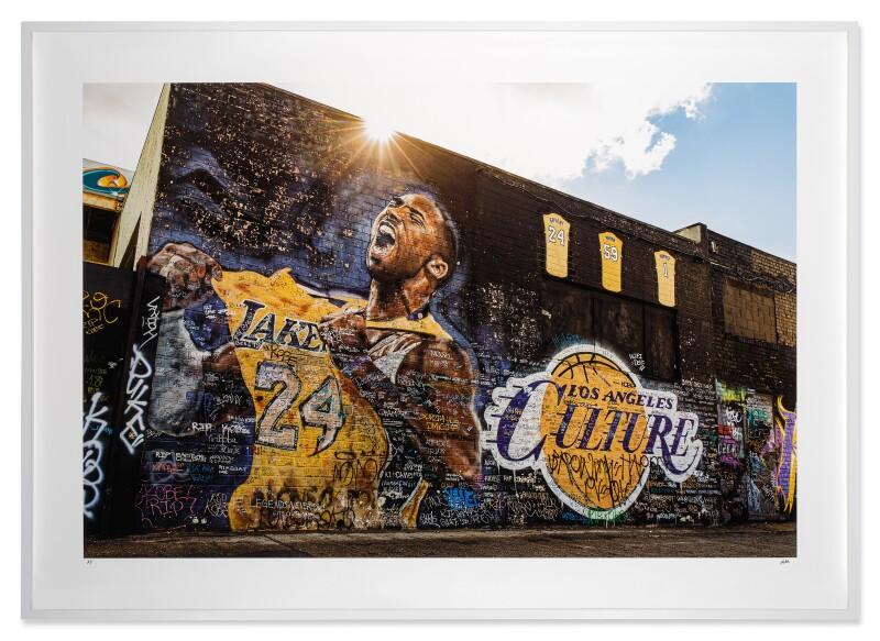 Tricoul LA Lakers purtat de fantasticul Kobe Bryant se va vinde la licitație cu până la 7 milioane de dolari