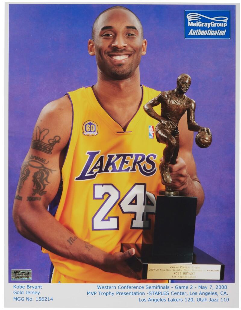 Tricoul LA Lakers purtat de fantasticul Kobe Bryant se va vinde la licitație cu până la 7 milioane de dolari 18820745