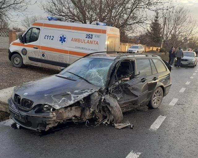 Carambol cu 5 mașini pe DN 28 în localitatea Budăi, județul Iași. Patru persoane au fost rănite