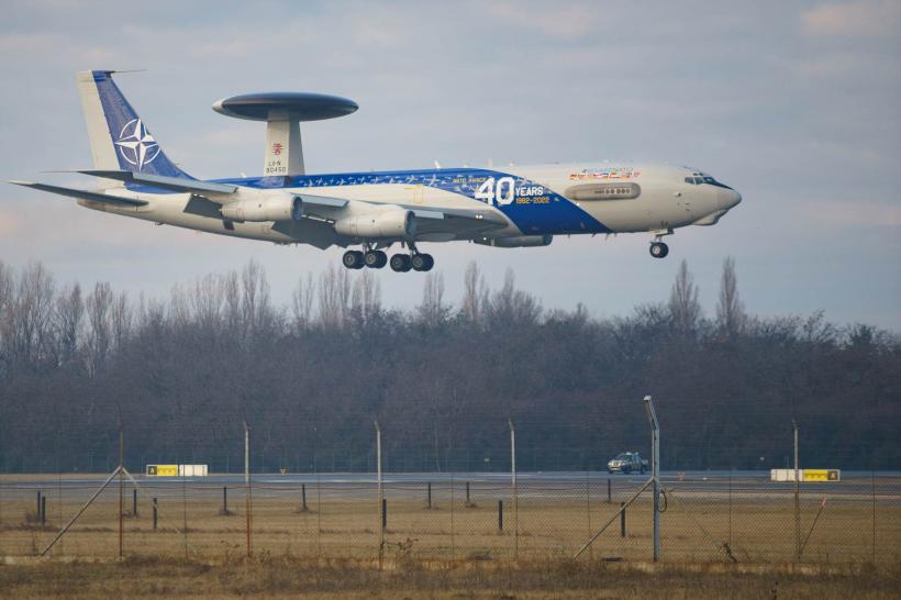 Primul avion AWACS a aterizat la Baza Militară de la Otopeni. NATO va monitoriza situația din Belarus