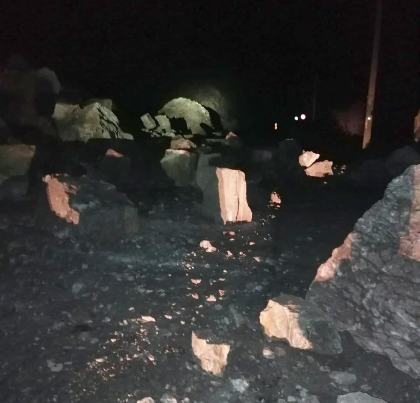 Căderi masive de pietre și stânci pe DN 57, lângă Berzasca. Drumul este blocat total! 18820963