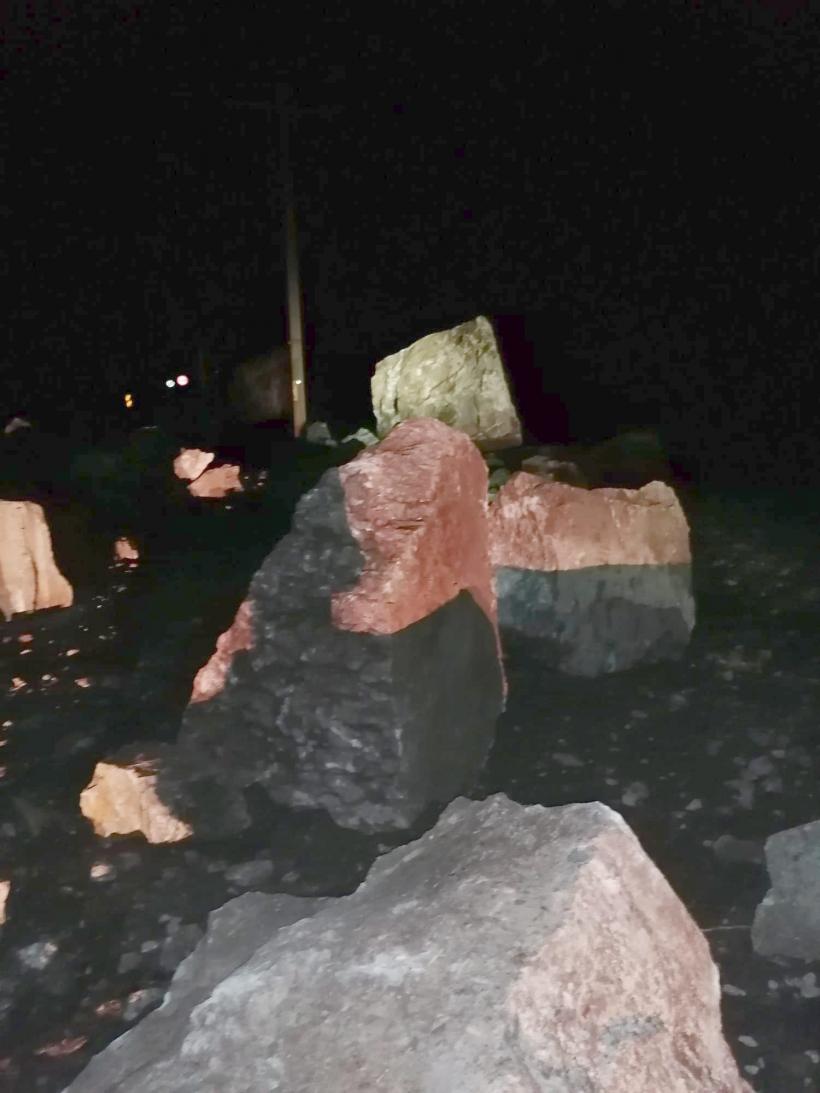 Căderi masive de pietre și stânci pe DN 57, lângă Berzasca. Drumul este blocat total! 18820964