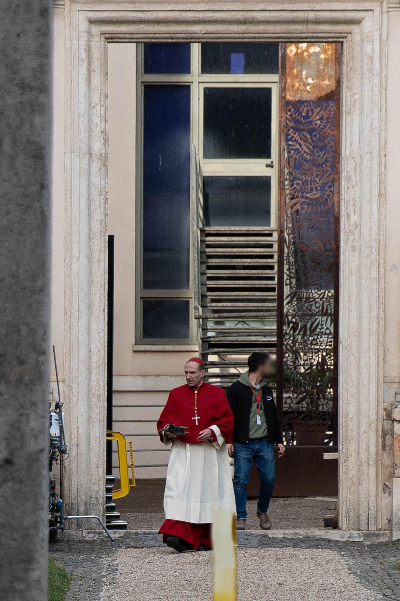 Primele imagini cu actorul Ralph Finnes în rolul cardinalului Lomeli din pelicula "Conclav la Roma" 18820814