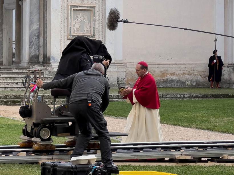 Primele imagini cu actorul Ralph Finnes în rolul cardinalului Lomeli din pelicula "Conclav la Roma" 18820815