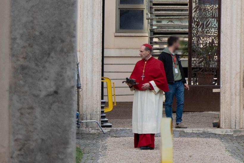 Primele imagini cu actorul Ralph Finnes în rolul cardinalului Lomeli din pelicula &quot;Conclav la Roma&quot;