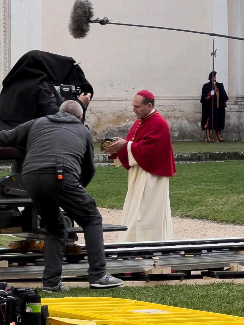 Primele imagini cu actorul Ralph Finnes în rolul cardinalului Lomeli din pelicula "Conclav la Roma" 18820817