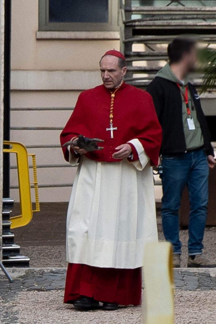 Primele imagini cu actorul Ralph Finnes în rolul cardinalului Lomeli din pelicula "Conclav la Roma" 18820818