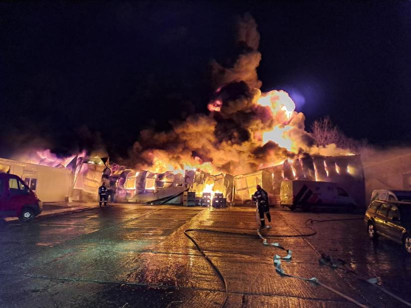Incendiu devastator, într-un depozit din municipiul Deva 18820982