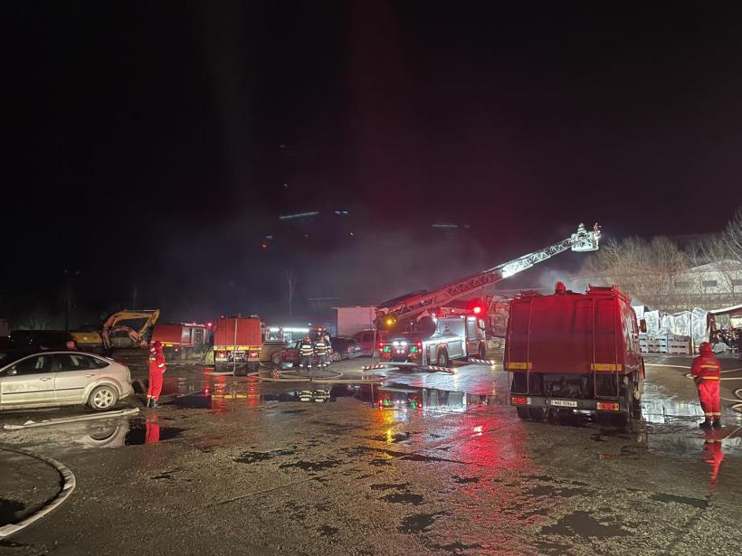 Incendiu devastator, într-un depozit din municipiul Deva 18820983