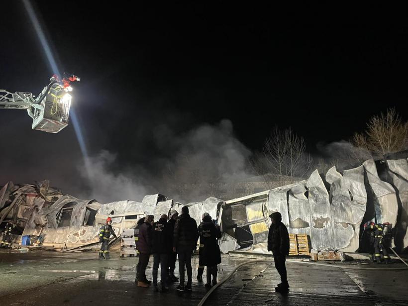 Incendiu devastator, într-un depozit din municipiul Deva 18820985