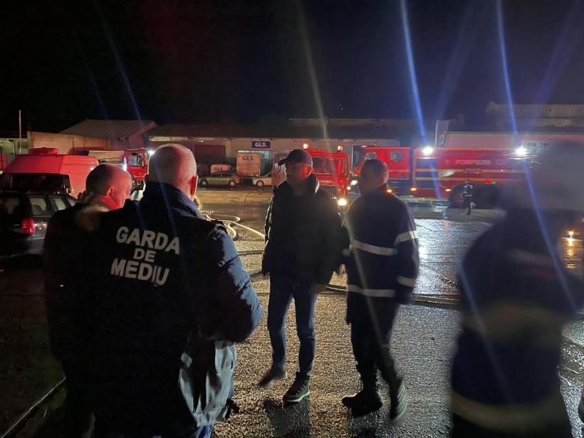 Incendiu devastator, într-un depozit din municipiul Deva 18820986