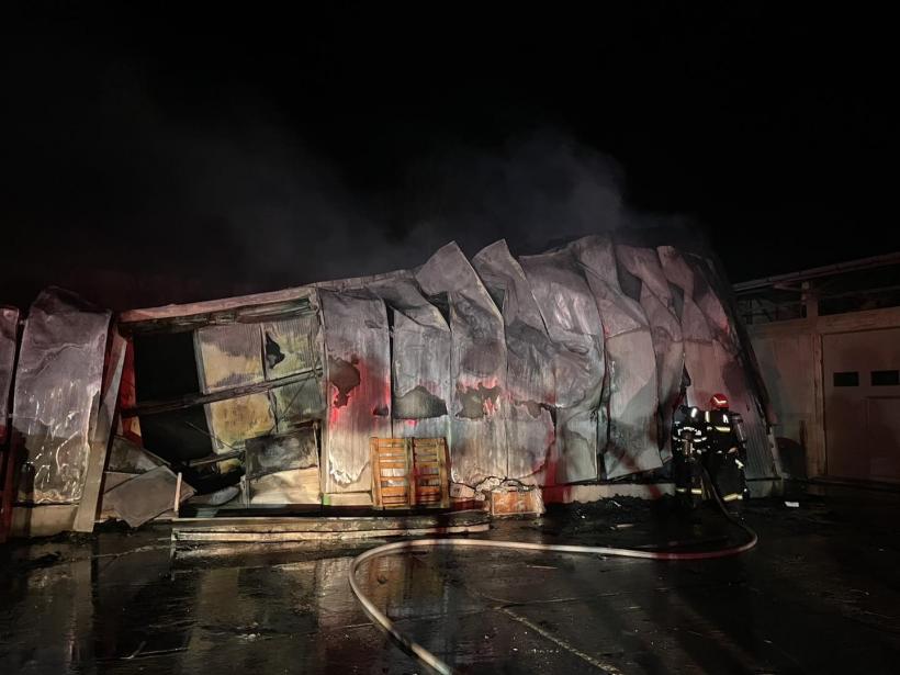 Incendiu devastator, într-un depozit din municipiul Deva 18820987