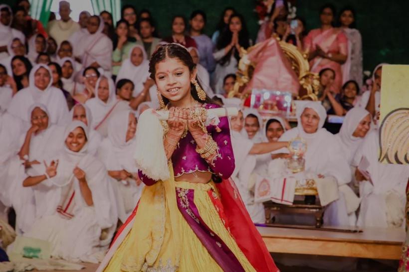 Incredibil: O fetiță de 8 ani a renunțat la peste 60 milioane de dolari ca să devină călugăriță 18821300