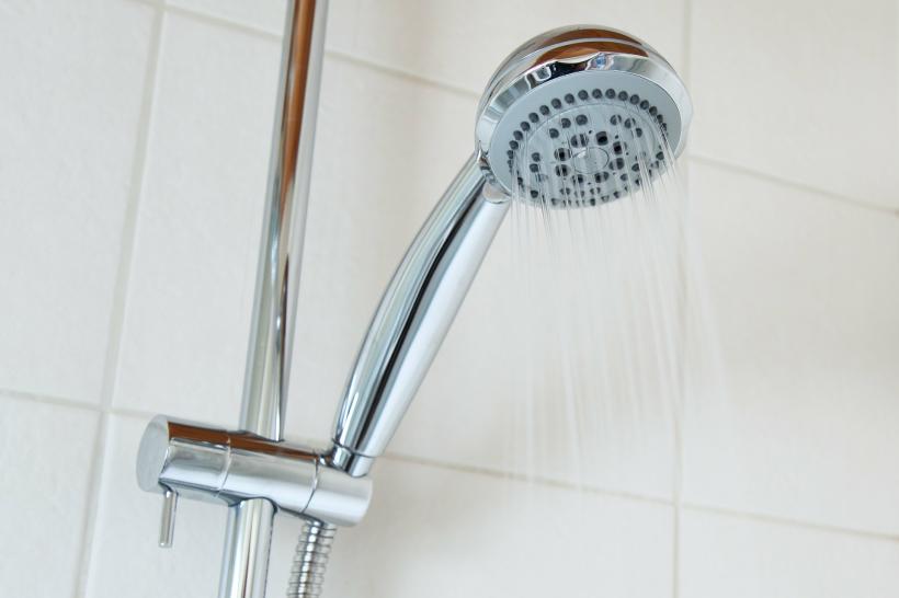 Un administrator de bloc din Cluj îi ceartă pe locatari că fac duș noaptea: „Trântirea săpunului în cadă produce un zgomot insuportabil”