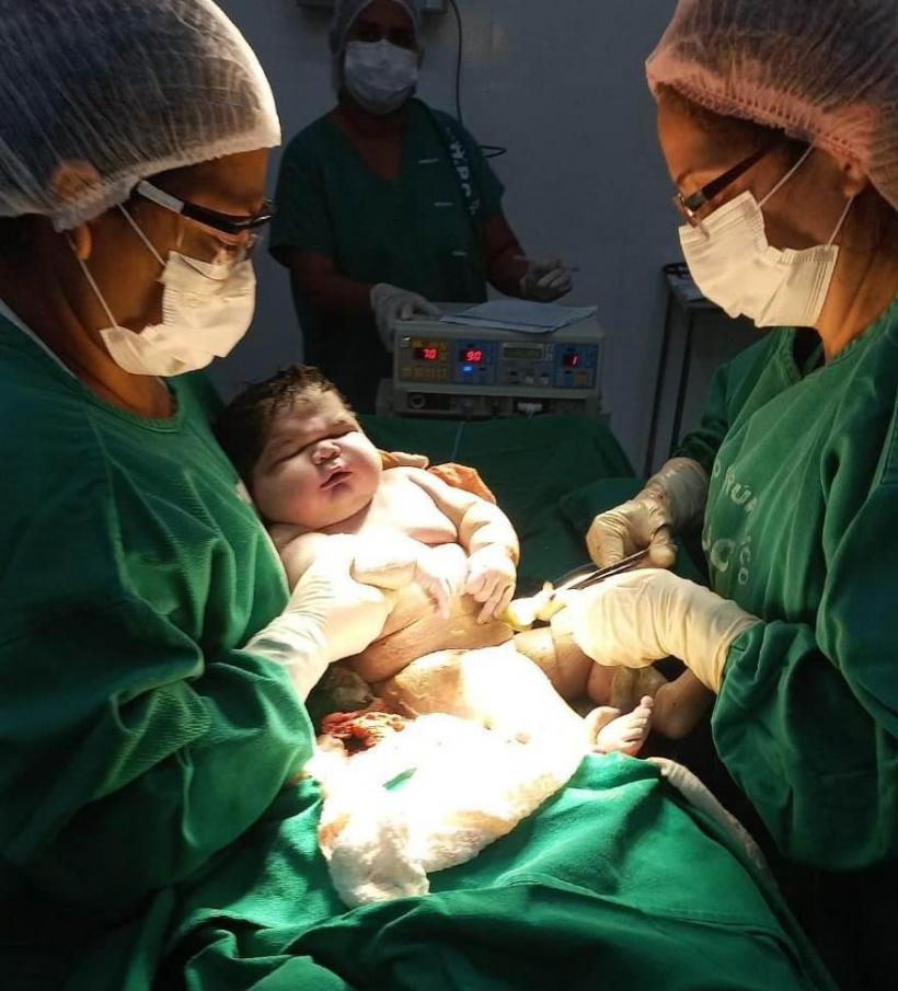 O femeie din Brazilia a născut un bebeluș URIAȘ. Mama mai are 5 copii acasă