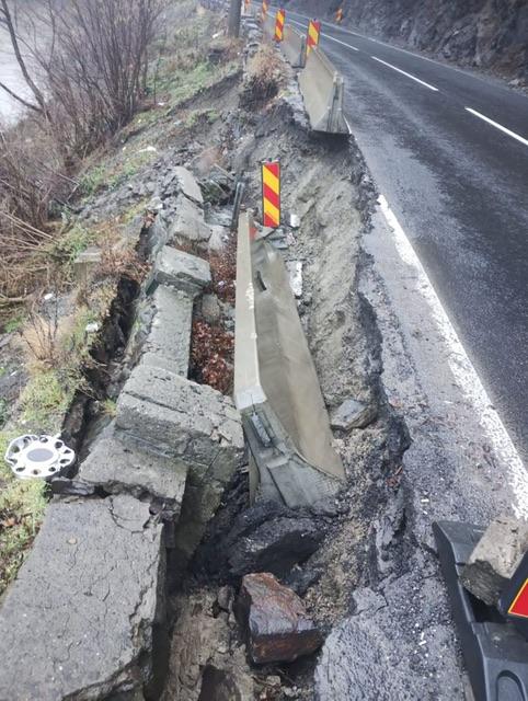 UPDATE Circulație blocată pe Valea Oltului. Copaci rupți căzuți pe carosabil. S-a surpat o porțiune în zona Boița  18821587