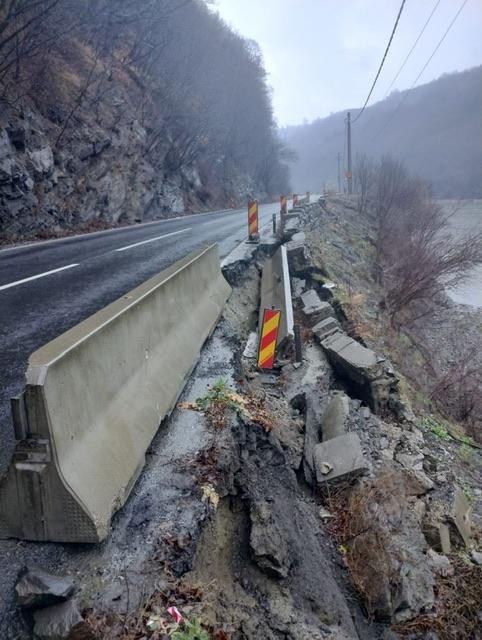 UPDATE Circulație blocată pe Valea Oltului. Copaci rupți căzuți pe carosabil. S-a surpat o porțiune în zona Boița  18821588