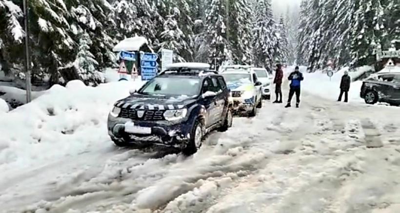 Aproape 100 de turiști au rămas duminică blocați cu mașinile în Munții Bucegi