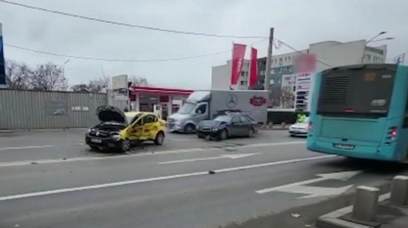 Un șofer beat a provocat un accident grav în București. Un taxi s-a ciocnit de un autoturism