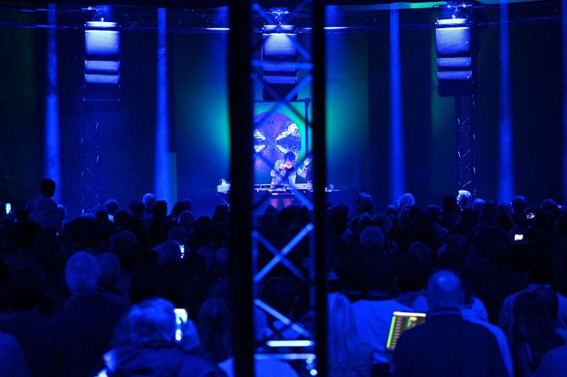 La 74 de ani, Jean-Michel Jarre oferă un spectacol senzațional cu Oxymore, cel mai recent album 18821776